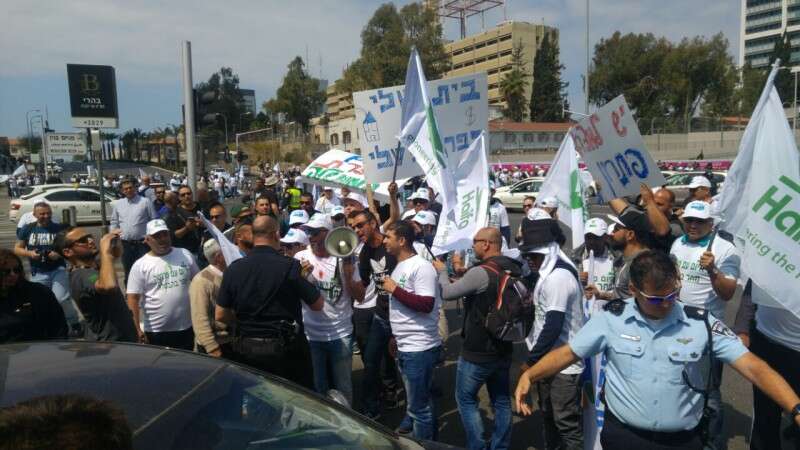 עובדי חיפה כימיקלים חוסמים את צומת עזיראלי // צילום: גיל קרמר